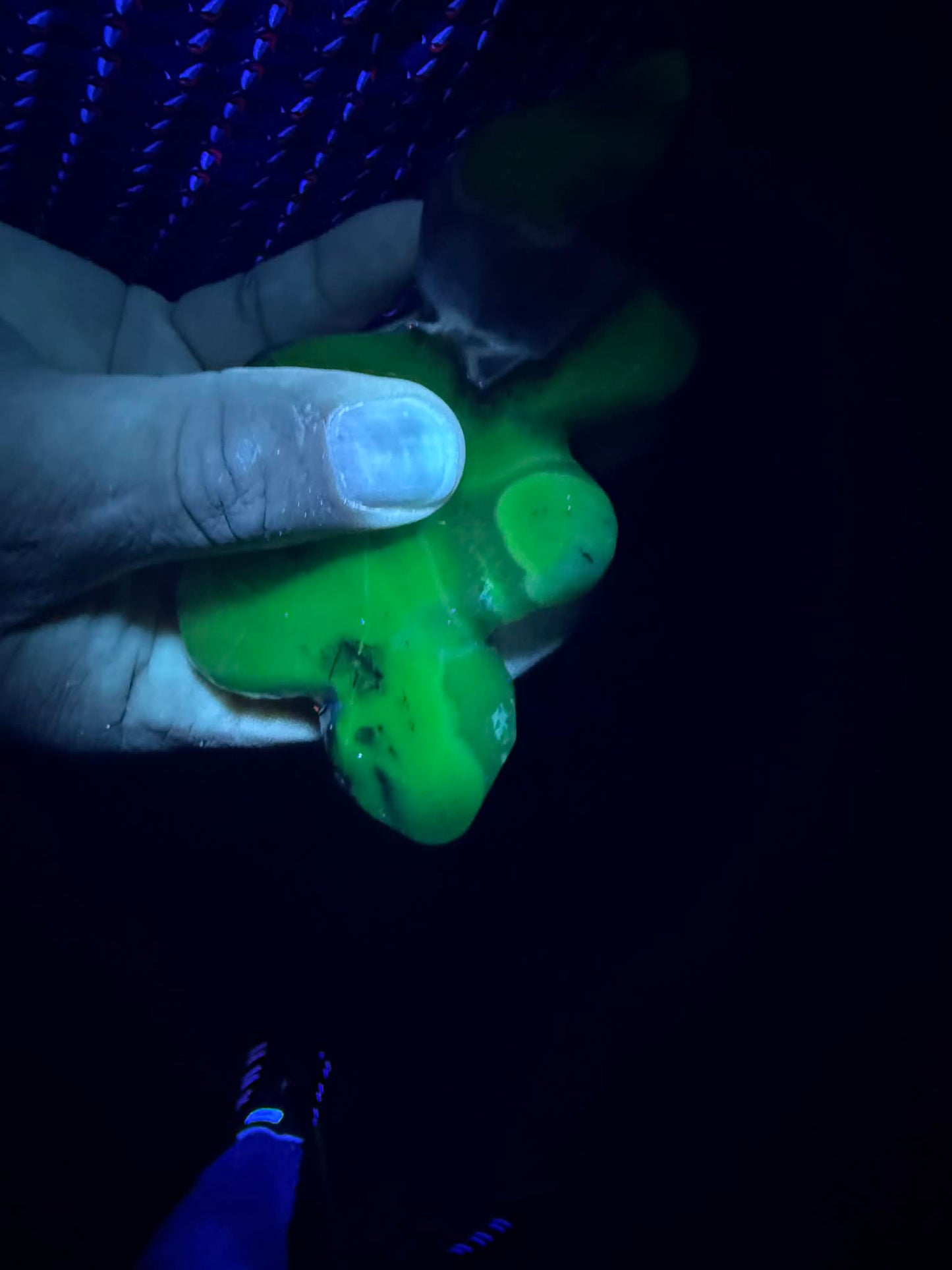 Snake Agate Carving with UV Reaction!!!